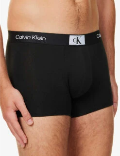 Calvin Klein Logo-waistband Mid-rise Pack Of Three Stretch-cotton Trunks 9 Calvin Klein Logo-waistband Mid-rise Pack Of Three Stretch-cotton Trunks -Gentlemen Style Shop R04117795 BLACK ALT03